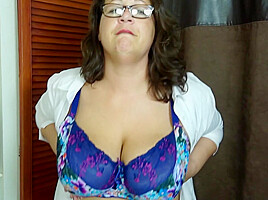 Big Breasted Woman Fingers Herself – MatureNL