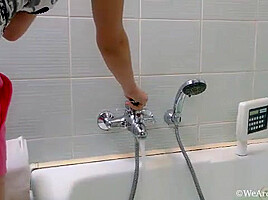 Kira Tomson masturbates while in the bathtub – WeAreHairy