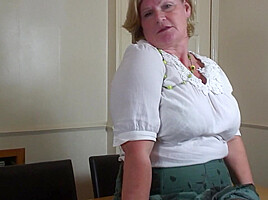 Sexy Mature Secretary Showing Horny Underwear – MatureNL