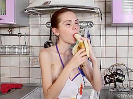 Alisa Chearry masturbates after having a banana – WeAreHairy